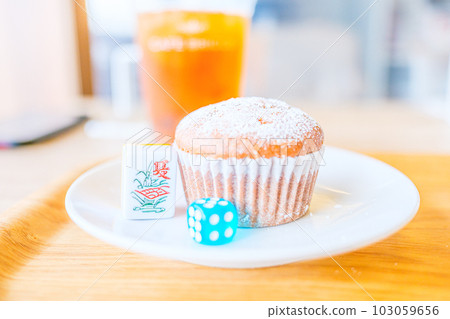 Eat lemon tea and muffins at a cafe [food] 103059656