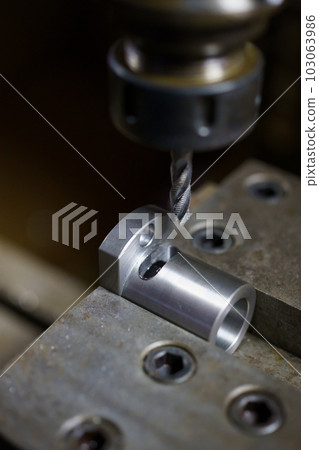 Cutting with machining center Cutting with machining center 103063986