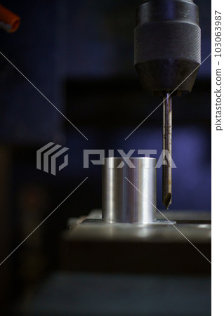 Cutting with machining center Cutting with machining center 103063987