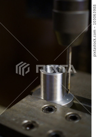 Cutting with machining center Cutting with machining center 103063988