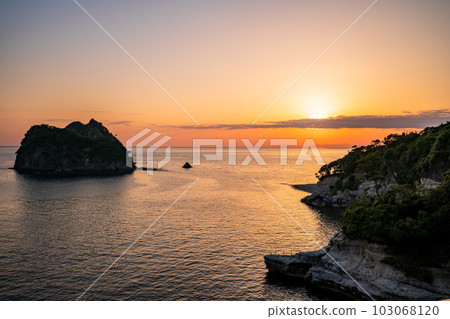 （靜岡縣）西伊豆堂島和瀨濱海灘的日落美景 103068120
