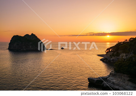 （靜岡縣）西伊豆堂島和瀨濱海灘的日落美景 103068122