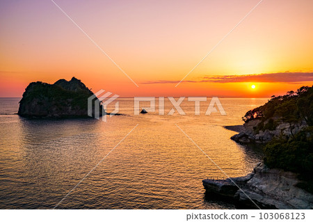 （靜岡縣）西伊豆堂島和瀨濱海灘的日落美景 103068123