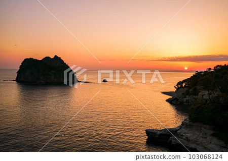 （靜岡縣）西伊豆堂島和瀨濱海灘的日落美景 103068124