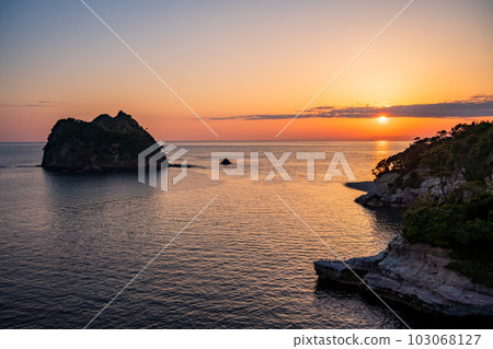 (Shizuoka Prefecture) Sunset view of Nishiizu Dogashima and Sehama Beach 103068127