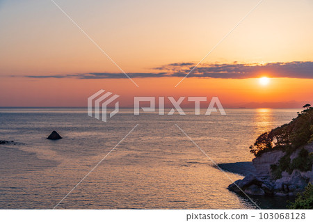 (Shizuoka Prefecture) Sunset view of Nishiizu Dogashima and Sehama Beach 103068128