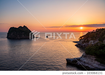 (Shizuoka Prefecture) Sunset view of Nishiizu Dogashima and Sehama Beach (Shizuoka Prefecture) Sunset view of Nishiizu Dogashima and Sehama Beach 103068131