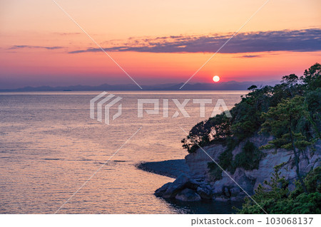 (Shizuoka Prefecture) Sunset view of Nishiizu Dogashima and Sehama Beach (Shizuoka Prefecture) Sunset view of Nishiizu Dogashima and Sehama Beach 103068137
