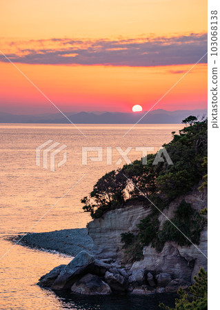 (靜岡縣)西伊豆堂島和瀨濱海灘的日落美景 (靜岡縣)西伊豆堂島和瀨濱海灘的日落美景 103068138