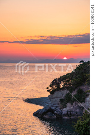 （靜岡縣）西伊豆堂島和瀨濱海灘的日落美景 103068141