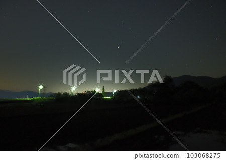 北斗市竹川町，東南天空的天蠍座和倒映在夜空中的稻田 103068275