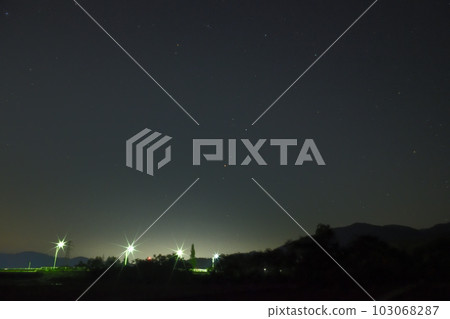北斗市竹川町，東南天空的天蠍座和倒映在夜空中的稻田 103068287
