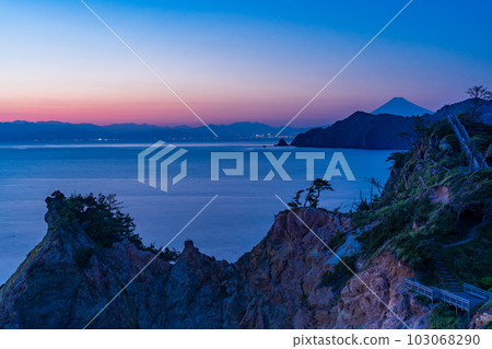 (靜岡縣)西伊豆黃金崎遠眺富士山夕陽 (靜岡縣)西伊豆黃金崎遠眺富士山夕陽 103068290