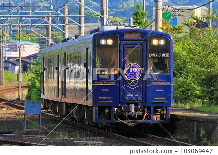 [Hisatsu Orange Railway] HSOR-100 type "Orange Restaurant" (Hisatsu Orange Railway Line: Izumi Station) 103069447