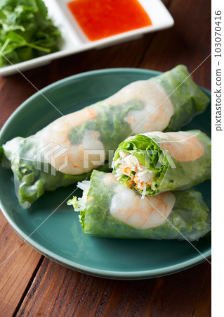 Raw spring roll 103070416