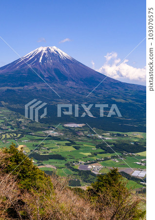 Blue skies, rural scenery, and a superb view of Mt. Fuji (Amegatake/Kenashiyama Observation) 103070575