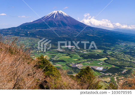 Blue skies, rural scenery, and a superb view of Mt. Fuji (Amegatake/Kenashiyama Observation) Blue skies, rural scenery, and a superb view of Mt. Fuji (Amegatake/Kenashiyama Observation) 103070595