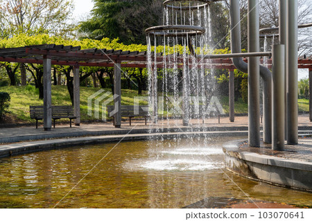 A park with a fountain 103070641