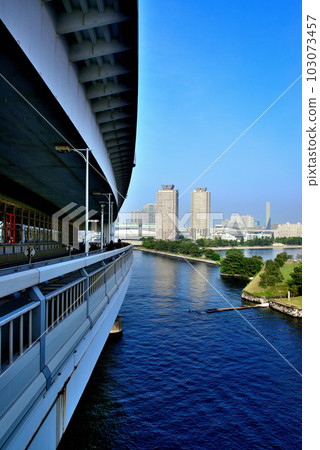 從彩虹橋看台場海濱公園的景色 103073457