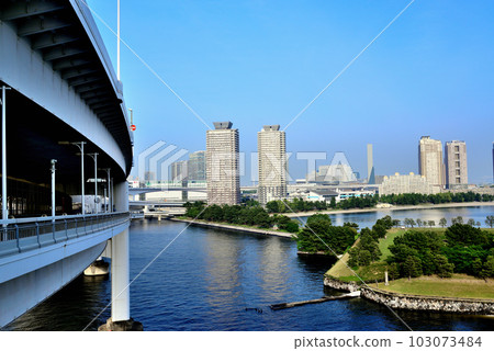 從彩虹橋看台場海濱公園的景色 從彩虹橋看台場海濱公園的景色 103073484