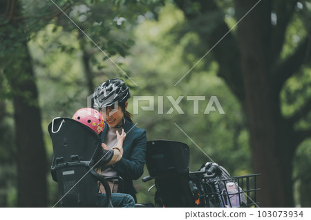 Both mother and child wear helmets Bicycles for children 103073934