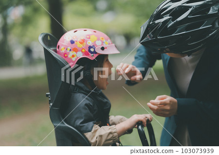 Both mother and child wear helmets Bicycles for children 103073939