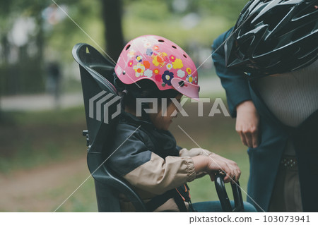 Both mother and child wear helmets Bicycles for children Both mother and child wear helmets Bicycles for children 103073941
