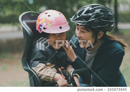 Both mother and child wear helmets Bicycles for children Both mother and child wear helmets Bicycles for children 103073945