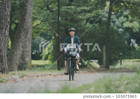 Both mother and child wear helmets Bicycles for children 103073963