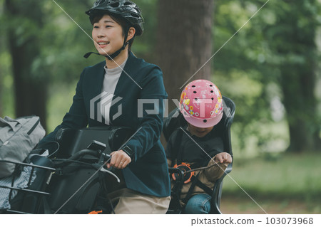 Both mother and child wear helmets Bicycles for children 103073968