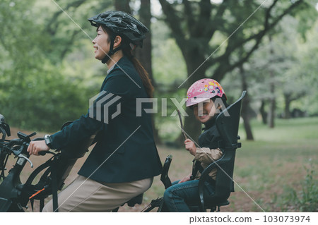 Both mother and child wear helmets Bicycles for children 103073974
