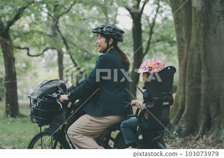 Both mother and child wear helmets Bicycles for children 103073979