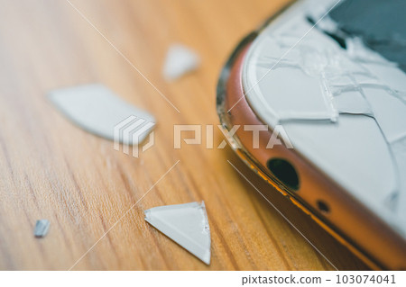 I drop my smartphone and it breaks I drop my smartphone and it breaks 103074041