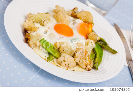 Scrambled eggs with cauliflower 103074895