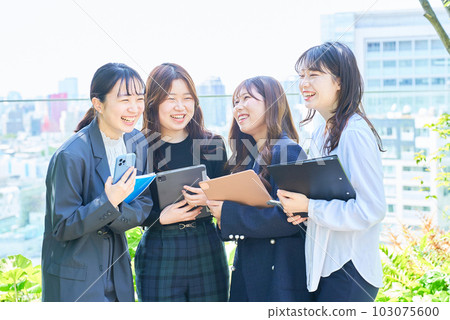 business women chatting 103075600