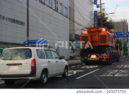 Large crane vehicles traveling on public roads, accompanying vehicles for safety 103075750