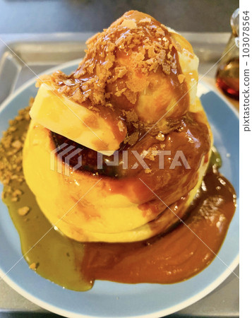 香甜可口的焦糖煎餅 103078564