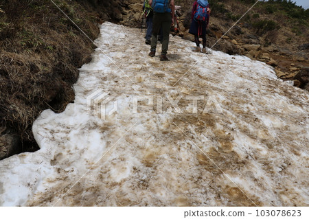 2023 年 5 月福島縣安多良山開口處的雪谷 103078623