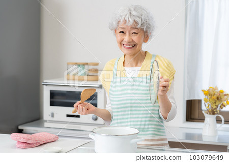 烹調在廚房裡的資深婦女 烹調在廚房裡的資深婦女 103079649