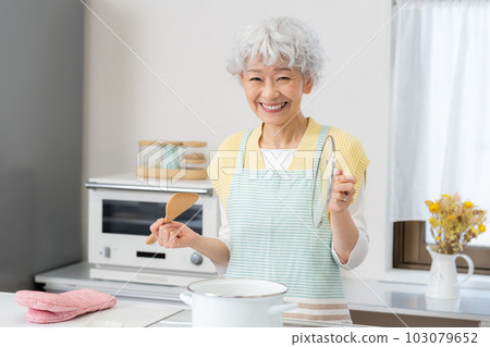 烹調在廚房裡的資深婦女 103079652