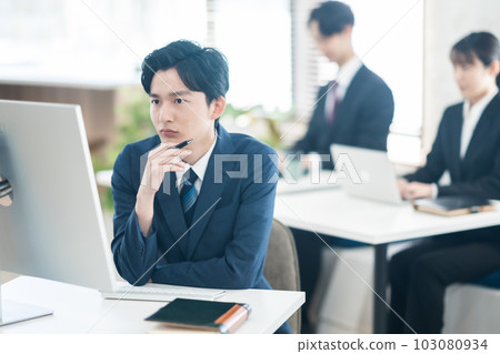 穿著西裝工作的年輕商人 穿著西裝工作的年輕商人 103080934