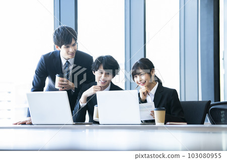 在電腦上工作的年輕員工，會議，會議 103080955