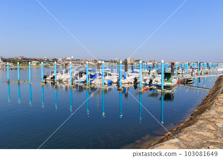Fishing boats lined up in the harbor "Futami artificial island, Hyogo prefecture" 103081649