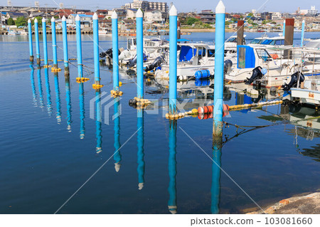 Fishing boats lined up in the harbor "Futami artificial island, Hyogo prefecture" Fishing boats lined up in the harbor "Futami artificial island, Hyogo prefecture" 103081660