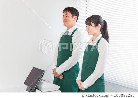 在便利店/超市/商店的收銀台工作的男女店員 103082285