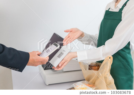 在便利店使用智能手機進行二維碼支付的商人 在便利店使用智能手機進行二維碼支付的商人 103083678