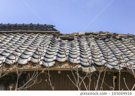 decayed tiled roof decayed tiled roof 103084916
