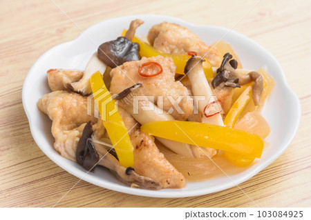 醃製雞肉和蔬菜 醃製雞肉和蔬菜 103084925