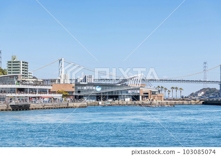 山口縣下關市人氣觀光勝地唐戶市場、家門碼頭、關門橋一帶 103085074