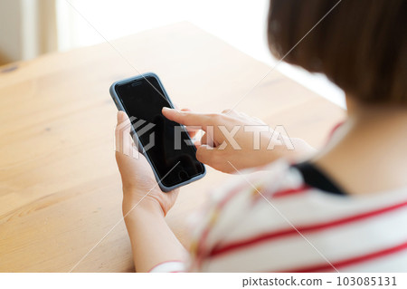 家庭主婦操作手機的手照片 103085131